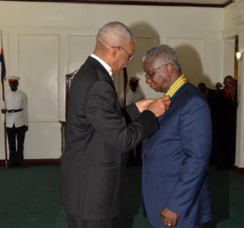 President David Granger conferring Prime Minister of Barbados, Freundel Stuart with the National Award, the Order of Roraima (Photo credit GINA)