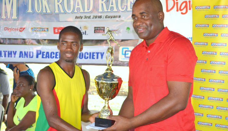 Chair presents trophy to Forde 2016 10K winner