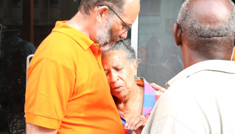SG hugs Dominican Lady